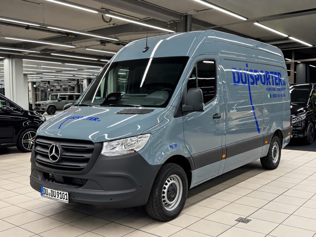 Grauer Duisporter Mercedes-Benz Sprinter von vorn und seitlich mit Firmenbeschriftung.
